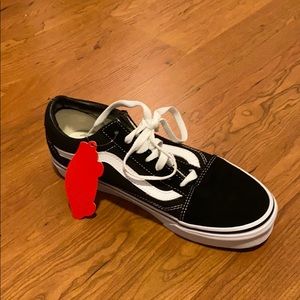 Women’s 6.5 Old Skool black and white vans